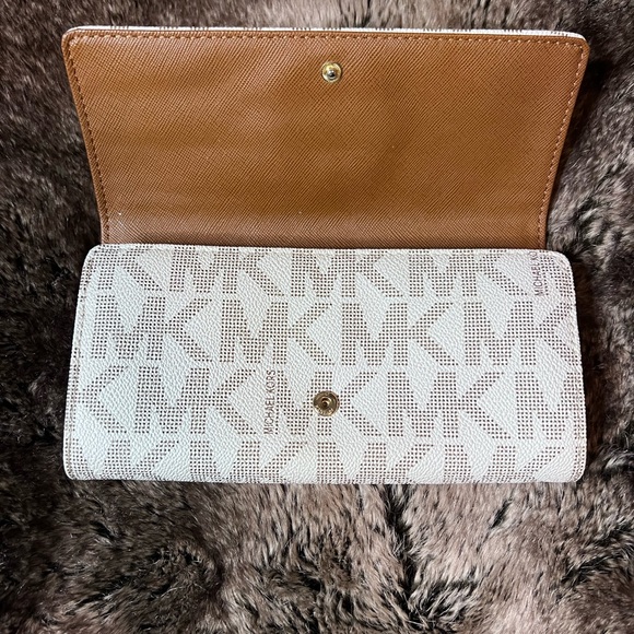 Michael Kors Wallet - Picture 2 of 3